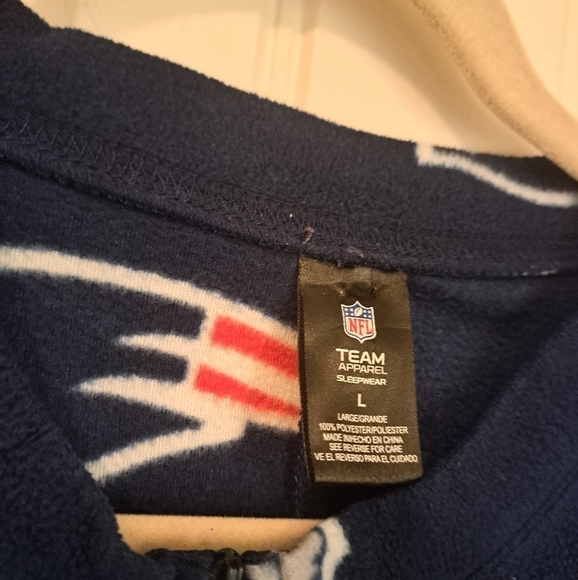 New England Patriots NFL Team Apparel Unisex Adult ONESIE footed GRIP Pajamas LG - Picture 7 of 7